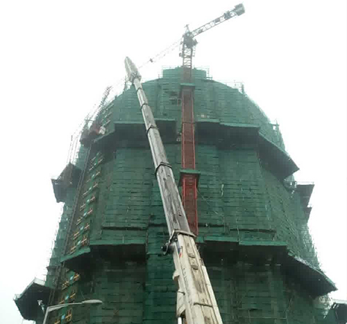 米易吊车在工地上作业